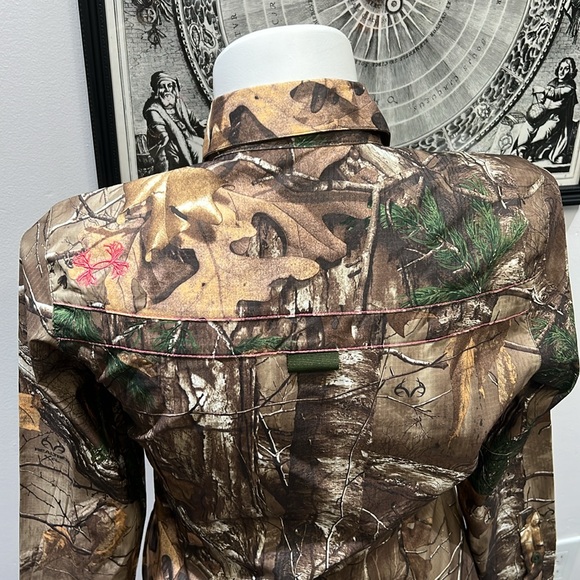 Under Armour Real Tree Camo Semi-Fitted Womens (M) Button Up Long Sleeve - Picture 5 of 9